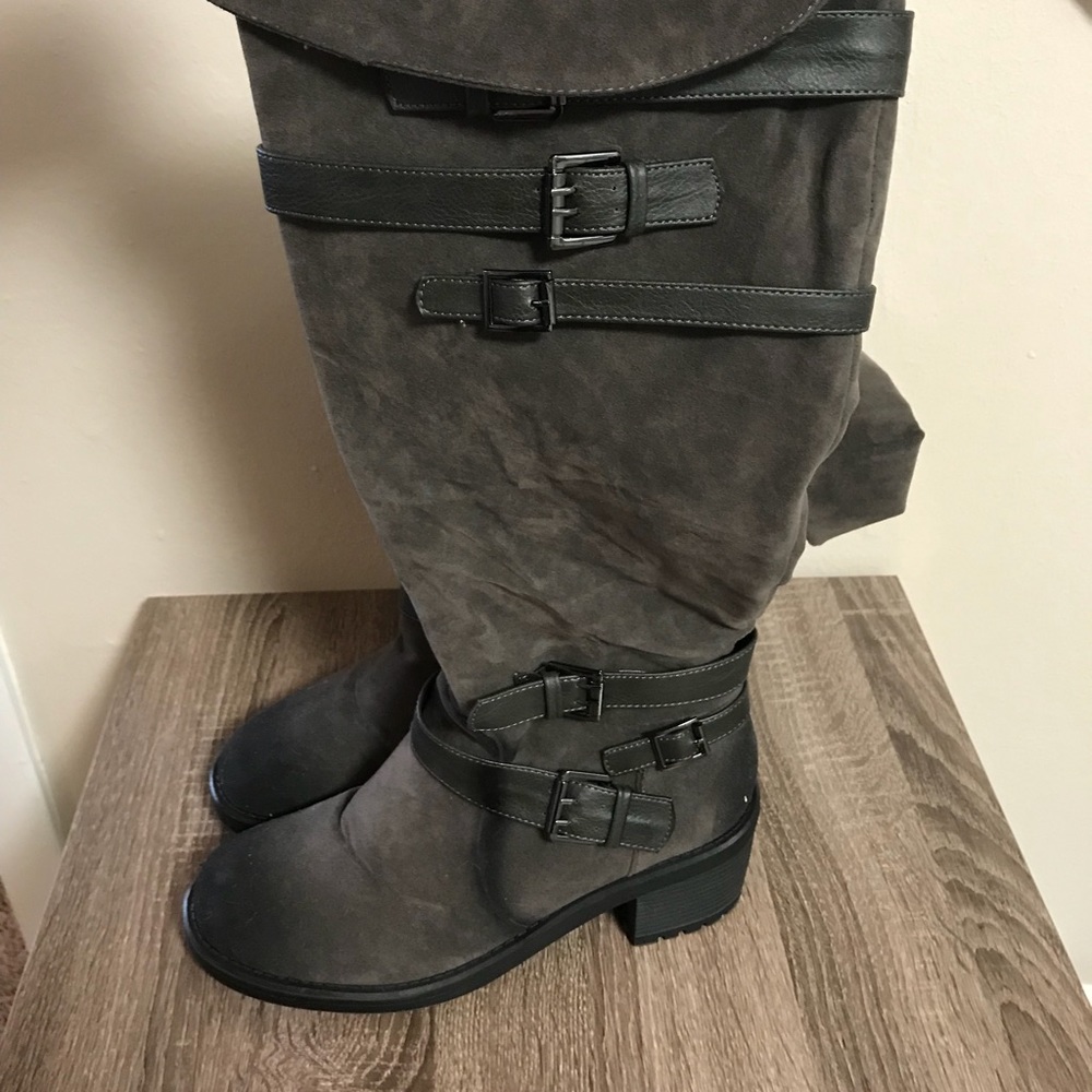 Woman’s size 8 knee high boots